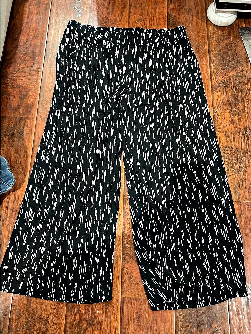 Torrid High-Rise Pull-On Wide-Leg Challis Pant Pants Black & White size 2